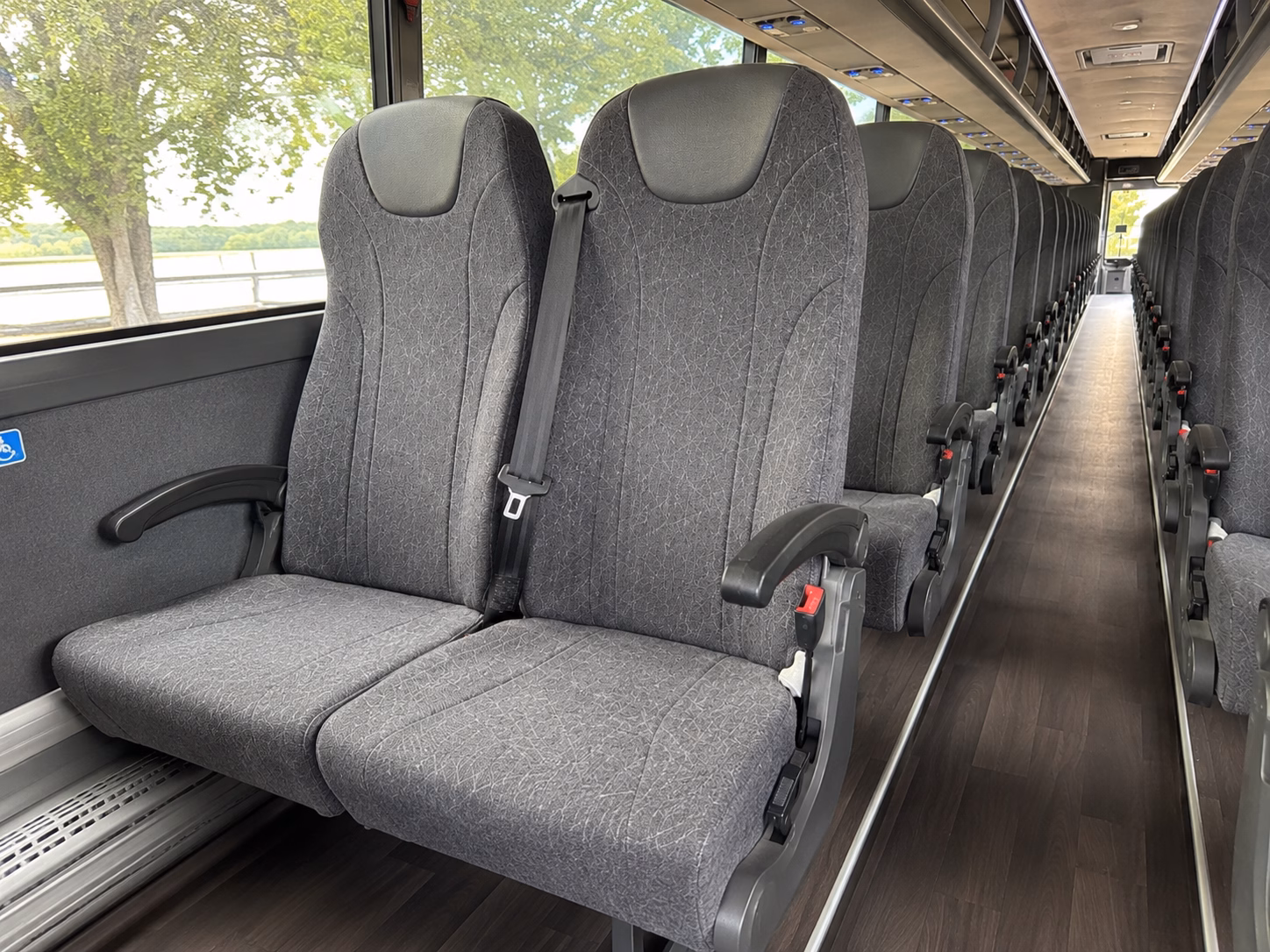 charter buses to four sisters winery and the warren hills ava